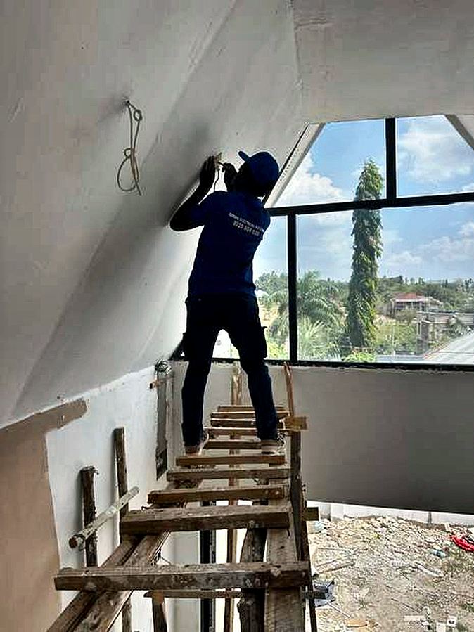 Ufungaji wa taa kwenye dari refu — Gibons Electrical Solutions, Dar es Salaam